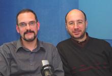Con Xavier Cazeneuve, codirector, amigo y compañero de fatigas radiofónicas antes en Radio Estel, y en la foto en el programa El Setè Sentit, de Catalunya Música (2004)
