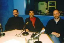 Con Xavier Cazeneuve y el compositor Francesc Gener en el estudio donde se grababa El Setè Sentit, en Catalunya Música (2005)