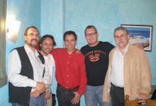 Con los compositores Luis De Arquer y Xavi Capellas, y dos compañeros de la ACDMC, Germán Barón y Joan Bosch, en la cena-homenaje a X.Capellas (2005)