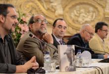 Con Reyes Abades y, al fondo, el director Mario Camus y Alejandro Pachón durante la presentación del libro "Reyes Abades. Rompiendo moldes" (2012)