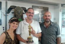 Con Montse Ribé, David Martí y el Oscar que obtuvieron por El laberinto del fauno, en la sede de DDT (Barcelona, 2014)